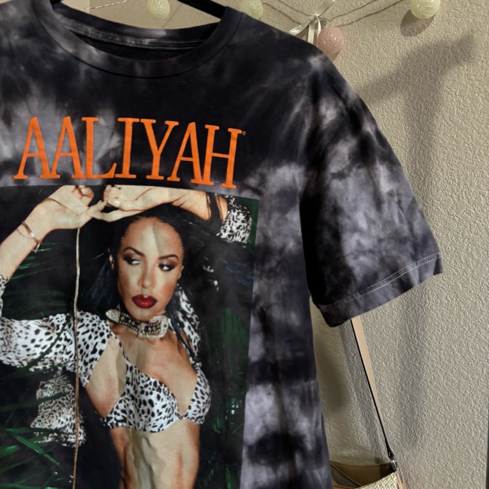 ♡ • Aaliyah Graphic Tee - Picture 3 of 4